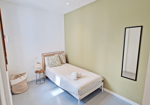single_ensuite_bedroom-__town_house_gomila_-palma_coliving_-2